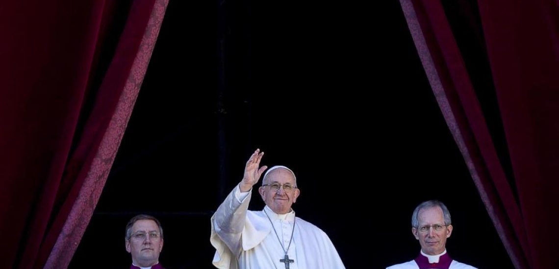 25-12-2018-vaticano-el-papa-francisco-entrega